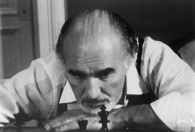 ‘La diagonale du fou’ es una batalla de ajedrez con Michel Piccoli convertido en un titán ruso