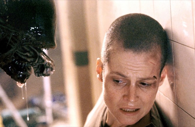 ‘Alien 3’ cuando Ripley se cortó el pelo y se suicidó para huir del monstruo espacial más terrorífico